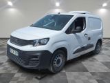 la camionnette blanche est garée sur le sol en damier d'une pièce