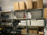 beaucoup de boîtes et de cartons sur les étagères de la pièce
