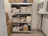 de nombreux rouleaux de papier toilette sur les étagères de la pièce