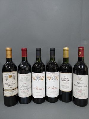 six bouteilles de vin sont alignées sur une table