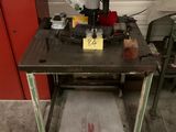 un établi avec des outils dessus, dans un garage