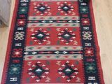 un tapis rouge et noir posé sur un parquet