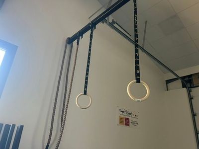 deux anneaux suspendus au plafond d'un gymnase