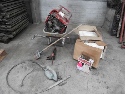 une brouette équipée d'un tuyau d'arrosage dans un garage