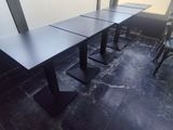 des tables et des chaises dans un restaurant donnant sur l'extérieur