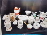 de nombreux types de porcelaine sont exposés sur la table