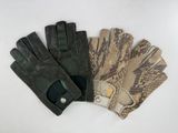 trois paires de gants en cuir ornées de serpents sur un fond blanc