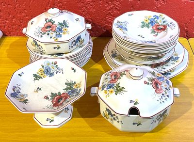 Partie de service hexagonal en faïence à décor polychrome modèle "Fleu