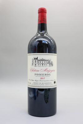 une bouteille de vin rouge posée sur une table blanche