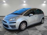 la photo d'une voiture argentée garée dans un garage
