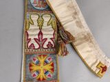 un gros plan sur une écharpe ornée d'une croix