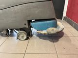 a machine that is sitting on the floor in a room