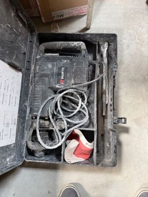 une boîte contenant des fils, posée par terre