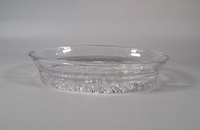 une photo d'un saladier en verre transparent posé sur une table blanche