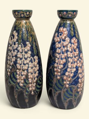 deux vases ornés de fleurs et de perles