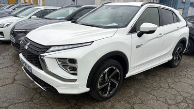 Le SUV blanc est garé sur un parking avec d'autres voitures.