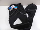 un pantalon noir et une brosse à dents posés sur une table