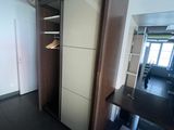 un placard situé dans un coin d'une pièce où se trouvent un bureau et une chaise
