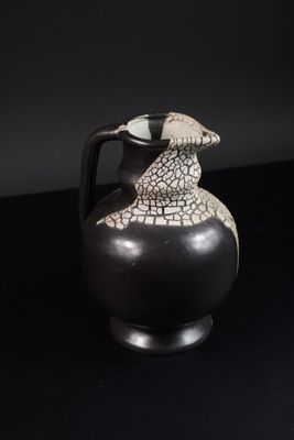 Léon POINTU (1879-1942). Pichet en grès émaillé noir à glaçu…
