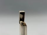 l'image d'un briquet posé sur une table