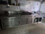 une image d'une cuisine avec beaucoup d'espace de travail