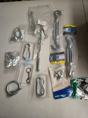 un grand nombre d'outils posés sur une table