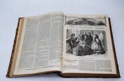 un livre ouvert sur lequel figure la photo d'un groupe de personnes