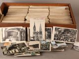 une vieille photo montrant une boîte en bois remplie d'une multitude de vieilles photos