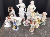 de nombreuses figurines posées sur une table