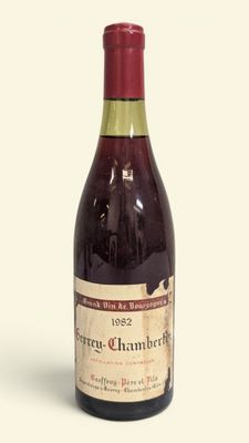 une bouteille de vin posée sur une table