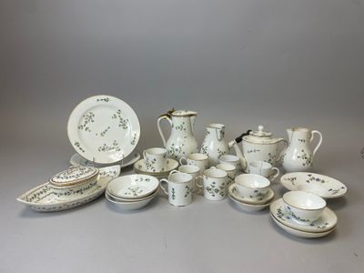 de nombreux types de plats et de tasses sur la table