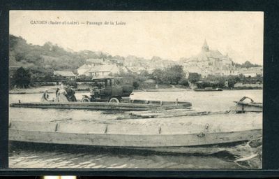 une photo en noir et blanc d'un bateau dans l'eau