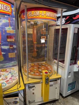 Ils jouent à « Slam-a-Win » dans la salle d'arcade.