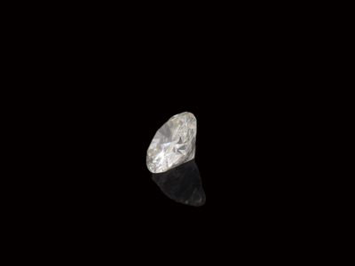 gros plan d'un diamant blanc sur une surface noire
