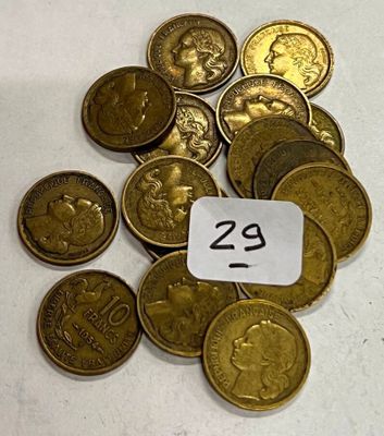 un tas de pièces de monnaie sur lequel est accrochée une étiquette indiquant le prix