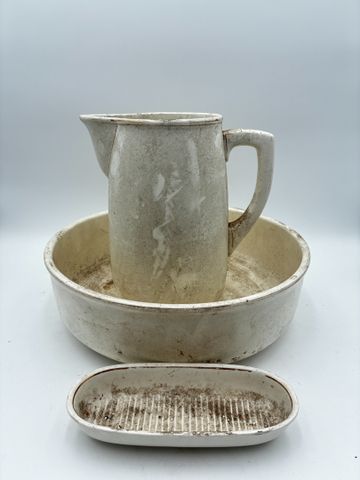 Villeroy et Boch - Nécessaire de toilette en faïence à filet doré...