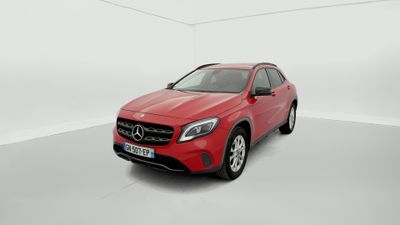 un SUV Mercedes GLA rouge garé dans une pièce blanche