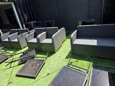 beaucoup de chaises et de tables posées sur l'herbe