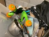 un tas d'objets en désordre dans une poubelle, avec des ciseaux et d'autres objets