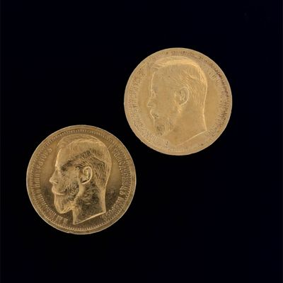 un gros plan sur deux pièces d'or sur fond noir
