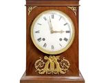 une horloge en bois exposée sur un fond blanc