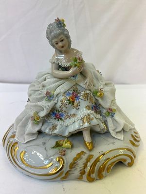 CAPODIMONTE ; sujet en porcelaine polychrome "Jeune fille au…