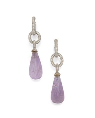 une paire de boucles d'oreilles en améthorate et diamants