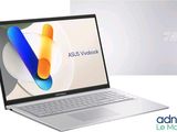 un ordinateur portable posé sur une surface blanche