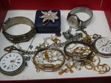 de nombreux modèles différents de montres et de bracelets posés sur une table