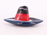 un cône rouge et noir sur une assiette bleue