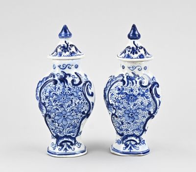 paire de vases bleus et blancs à motifs floraux