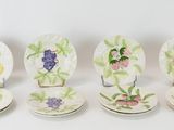 quatre assiettes ornées de fleurs peintes sont alignées sur une surface blanche