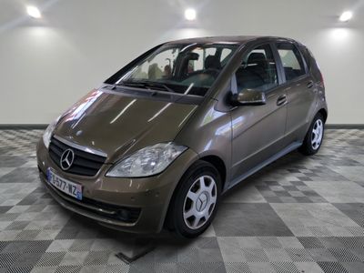 une photo d'une Mercedes Classe B garée dans un showroom