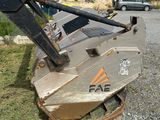 une petite pelleteuse garée sur le bord de la route